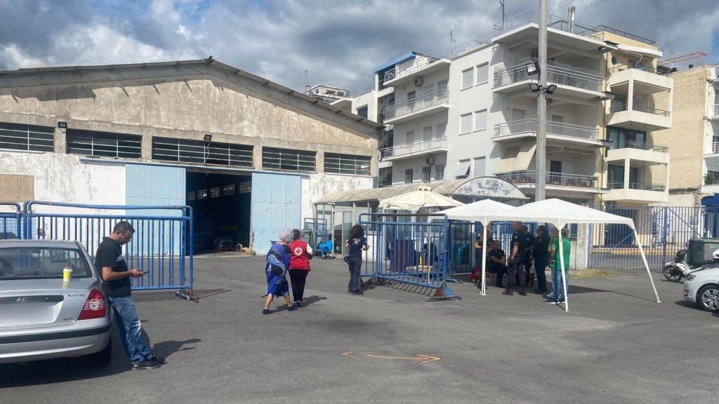 Στο λιμάνι της Καλαμάτας μεταφέρονται 85 μετανάστες που περισυνελέγησαν ανοιχτά της Πύλου | tanea.gr