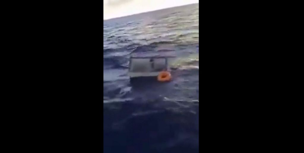 Επέζησε από θαύμα στη μέση του ωκεανού χάρη σε έναν καταψύκτη