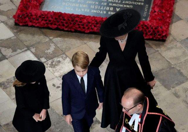 Βασίλισσα Ελισάβετ: Συγκινημένα τα δισέγγονά της – Ακολούθησαν τη σορό της