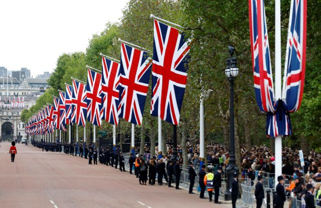 Βασίλισσα Ελισάβετ: Στους δρόμους από τα ξημερώματα οι Βρετανοί για την κηδεία της