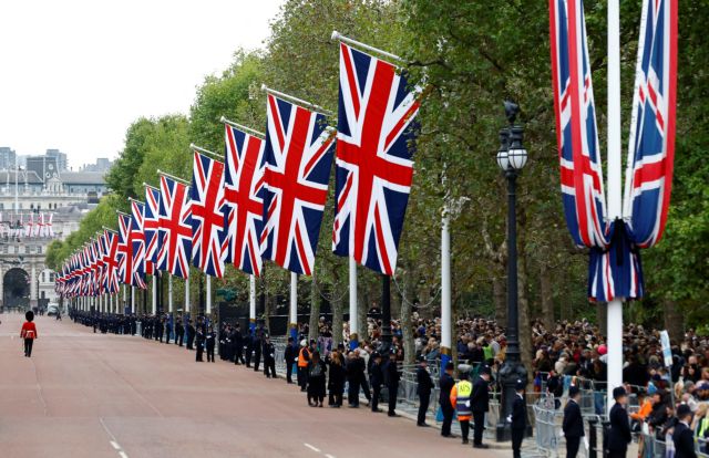 Βασίλισσα Ελισάβετ: Στους δρόμους από τα ξημερώματα οι Βρετανοί για την κηδεία της