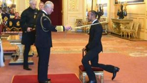 Όταν ο Κάρολος έχριζε πριν από ένα χρόνο τον Λιούις Χάμιλτον ιππότη – Αίσθηση που απουσίαζε η Βασίλισσα Ελισάβετ