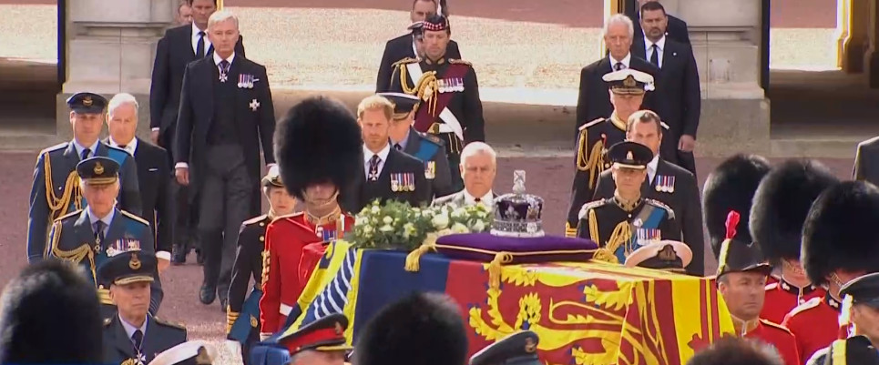 Βασίλισσα Ελισάβετ: Live η πομπή στους δρόμους του Λονδίνου
