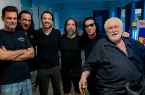 Οι Manowar υποκλίνονται στον Κώστα Καζάκο