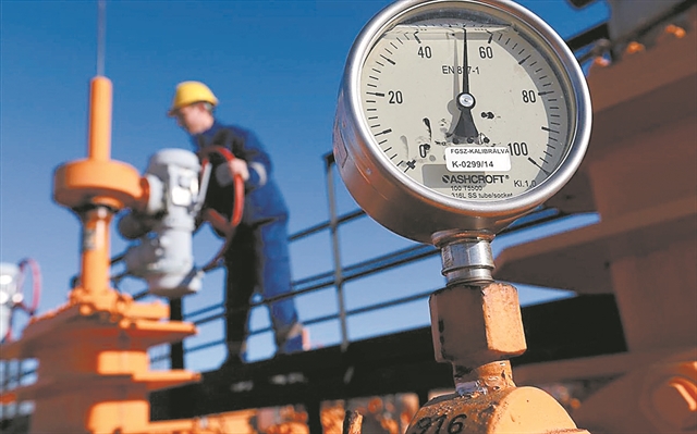 Η Ρωσία τρολάρει, η Ευρώπη τρέχει για να βρει λύση