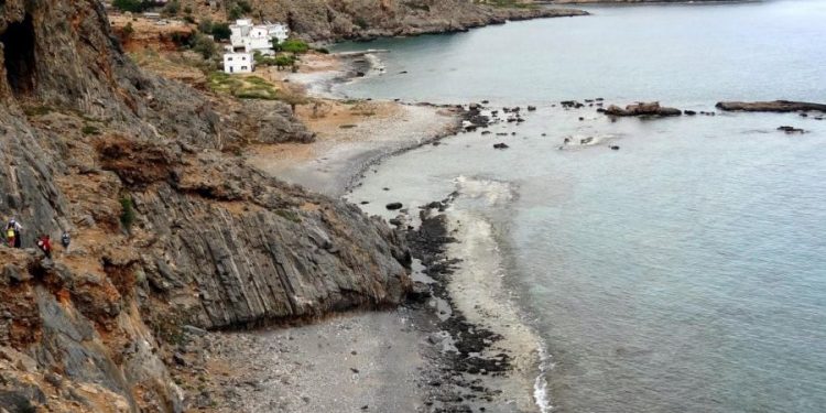 Τουρίστας έπεσε από μεγάλο ύψος στην παραλία Λύκος | tanea.gr