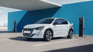 To Peugeot e-208 αύξησε την αυτονομία του στα 400 χλμ