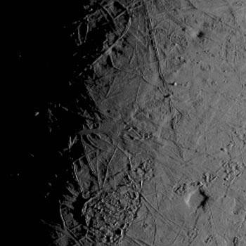 Κοντινό πέρασμα από φεγγάρι του Δία που κρύβει υπόγειο ωκεανό
