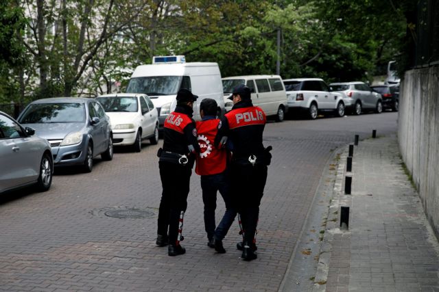 Ένοπλος τραυμάτισε δύο αστυνομικούς στην Κωνσταντινούπολη