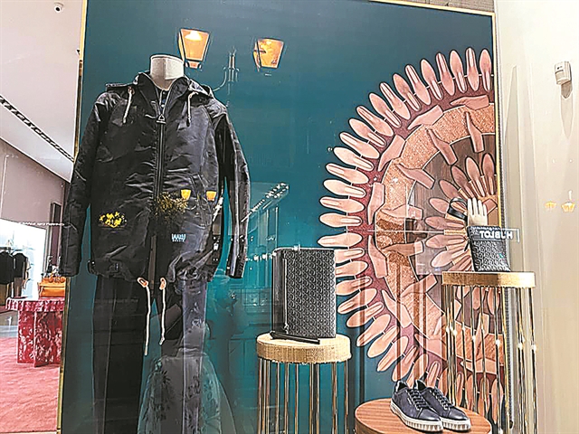 Ο κόσμος κινείται ακατάπαυστα στο κέντρο της πόλης