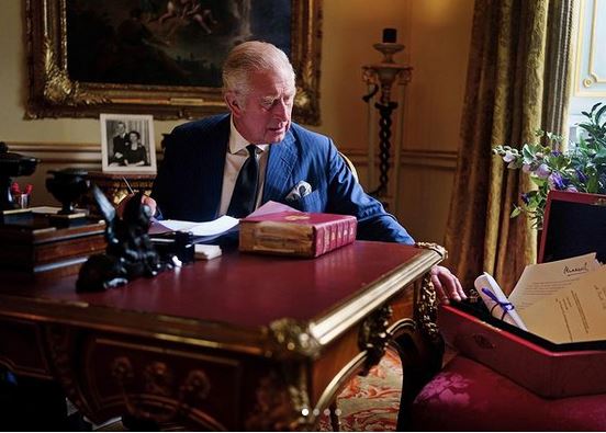 Κάρολος: H πρώτη επίσημη φωτογραφία του νέου βασιλιά