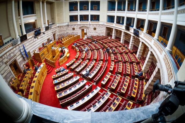 Κόντρες στη Βουλή για την ΠΝΠ και τις αλλαγές στην ΕΥΠ