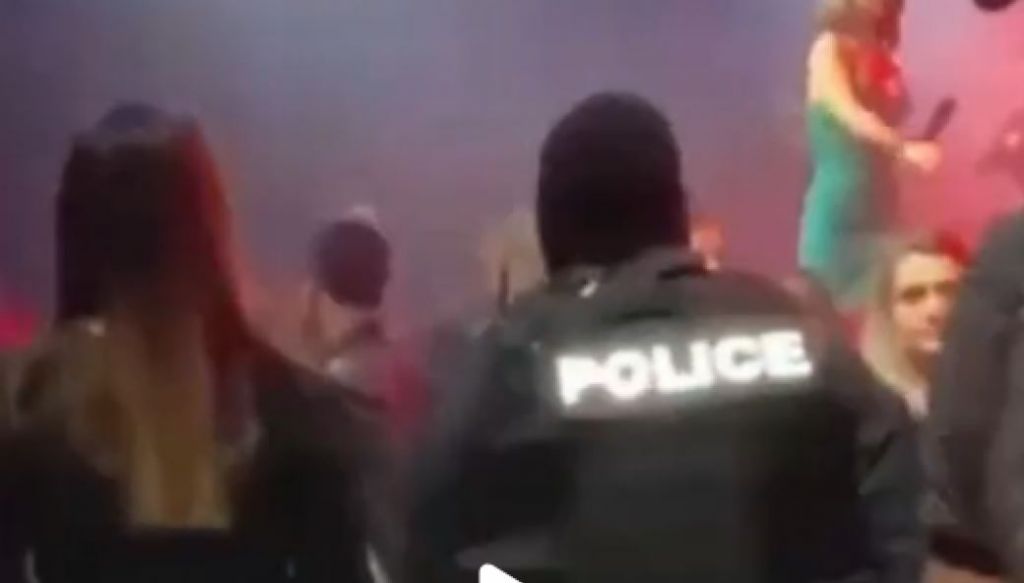 «Ντου» της Αστυνομίας στα μπουζούκια: «Πάγωσε» πασίγνωστη τραγουδίστρια στην πίστα