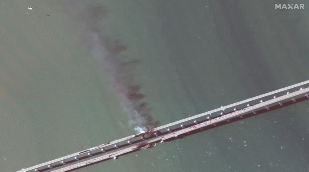 Αποκαλυπτικές δορυφορικές εικόνες μετά την έκρηξη στη γέφυρα της Κριμαίας