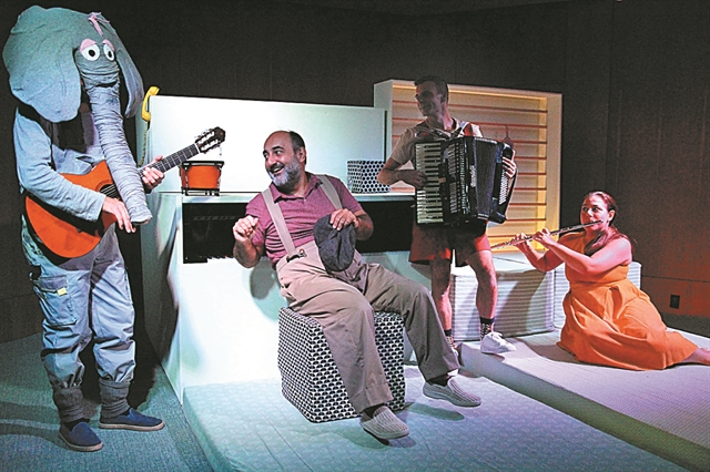 ΕΝΑΣ ΚΟΣΜΟΣ ΠΟΥ ΞΕΧΝΑ