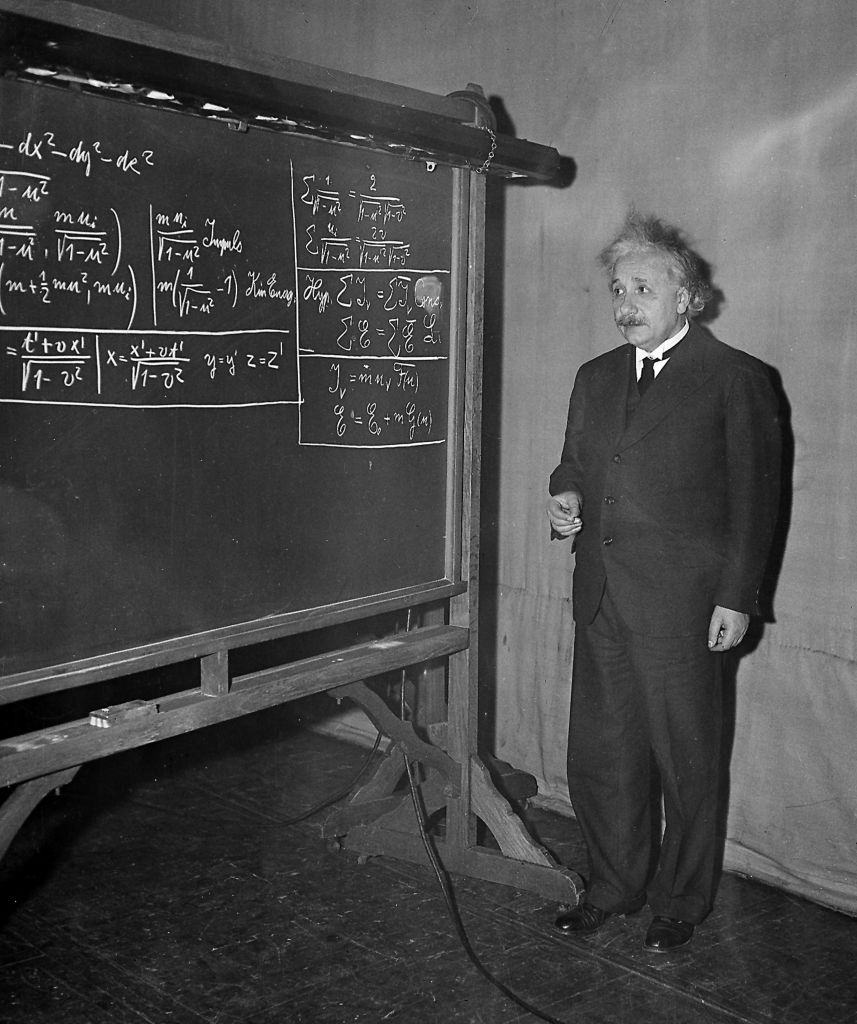 E=mc2: Σπάνιο βίντεο με τον Αϊνστάιν να εξηγεί τη διασημότερη εξίσωση της επιστήμης