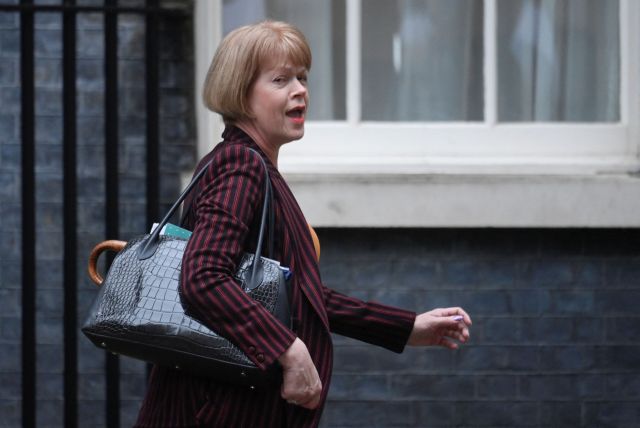 Βρετανία: Τα τρία σενάρια «εξόδου» της Λιζ Τρας από τη Ντάουνινγκ Στριτ