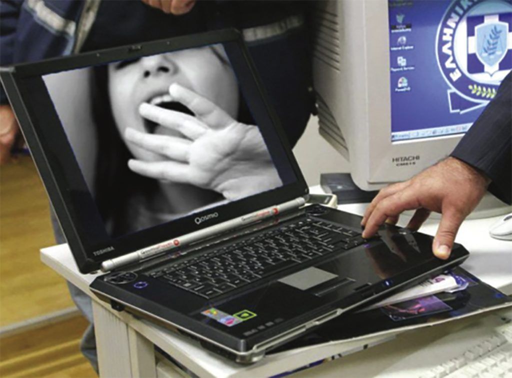 Σεπόλια: Ο 53χρονος έβαζε τη 12χρονη να φωτογραφίζεται και να γυρίζει προκλητικά βίντεο για να «ψαρεύει» πελάτες