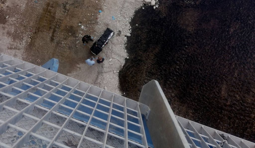 Κηφισός: Νεκρός άνδρας που αυτοπυρπολήθηκε κι έπεσε από την πεζογέφυρα της Λαχαναγοράς