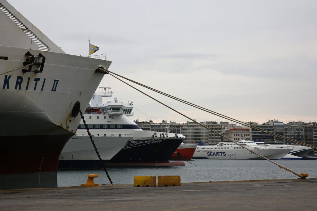 Δεμένα τα πλοία στα λιμάνια στις 25 Οκτωβρίου λόγω απεργίας