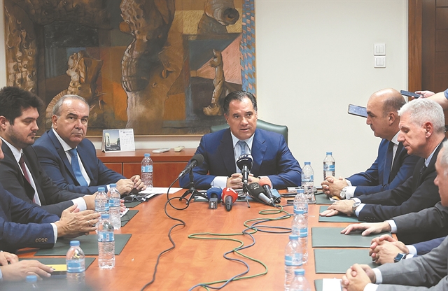 Φρένο στις αυξήσεις τιμών, όχι στο μειωμένο ωράριο