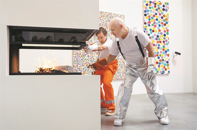 Τα έργα του Χερστ στην πυρά