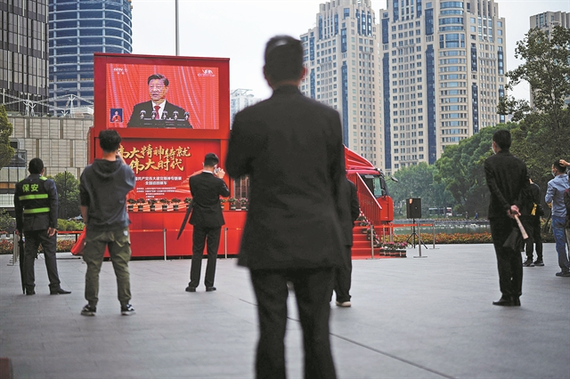 Οι Κινέζοι ξυλοφόρτωσαν διαδηλωτήστο προξενείο του Μάντσεστερ