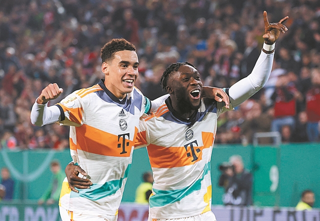 Τον σφάζει με το γάντι