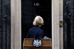 Πανηγυρίζει η Μόσχα για την παραίτηση της Τρας – «Ντροπή» και «καταστροφικά αναλφάβητη»