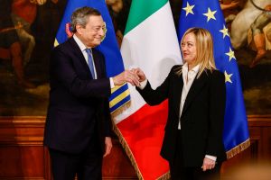 Ιταλία: Ο Ντράγκι έδωσε το «χρυσό καμπανάκι» στη Μελόνι
