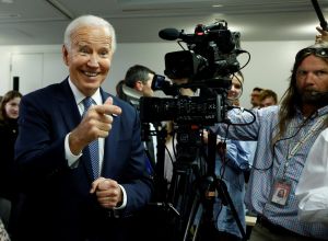 Μπάιντεν: «Ξαναβάφτισε» τον νέο πρωθυπουργό της Βρετανίας… Ρασί Σανούκ