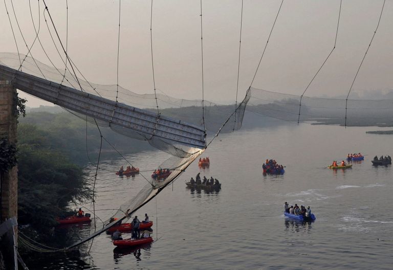 Ινδία: Σοκαριστικό βίντεο με τη στιγμή της κατάρρευσης της γέφυρας | tanea.gr