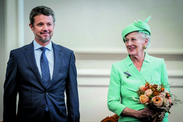 Ξάφνιασε παραδίδοντας τον θρόνο στον διάδοχο Φρειδερίκο