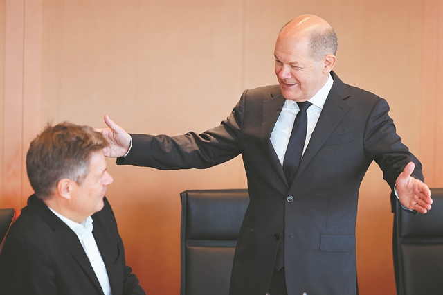 Γλυκόπικρη επέτειος με πραξικόπημα -οπερέτα