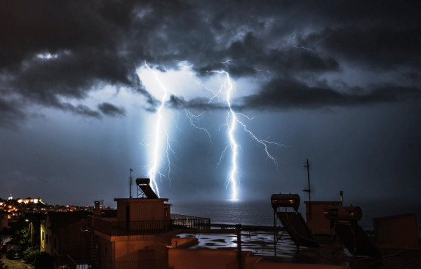 Πού θα εκδηλωθούν καταιγίδες την Παρασκευή | tanea.gr