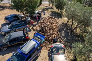 Μεγάλη ζήτηση για τα δωρεάν καυσόξυλα στον δήμο Γλυφάδας