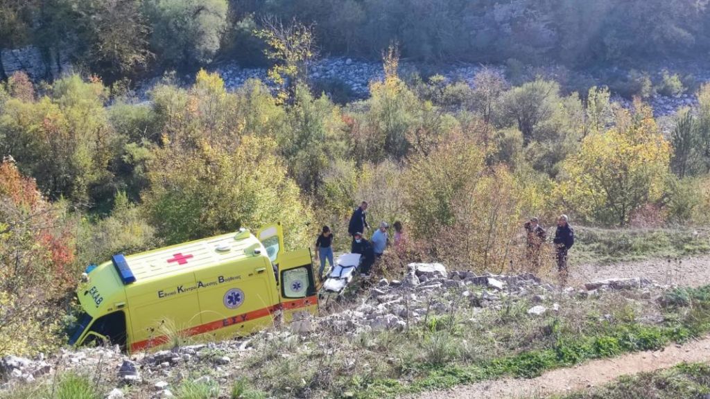 Έπεσε από πέντε μέτρα ύψος – Τραυματισμένη τουρίστρια στο Γεφύρι Ζαγορίου