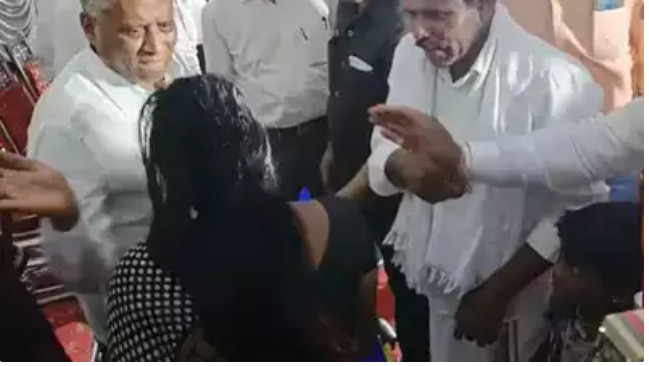 Σάλος στην Ινδία: Υπουργός χαστούκισε γυναίκα ενώ του ζητούσε βοήθεια