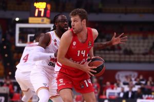 Πώς ο Ομπράντοβιτς «έδεσε» (Ο)κόμπο τον Ολυμπιακό: Ο περιορισμός του Βεζένκοφ, το «κλειδί» Μπράουν και ο σταρ Τζέιμς