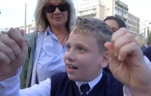 Επική ατάκα πιτσιρικά πριν την παρέλαση: «Υπόσχομαι σε όλη την Ελλάδα θα είμαστε το καλύτερο σχολείο»