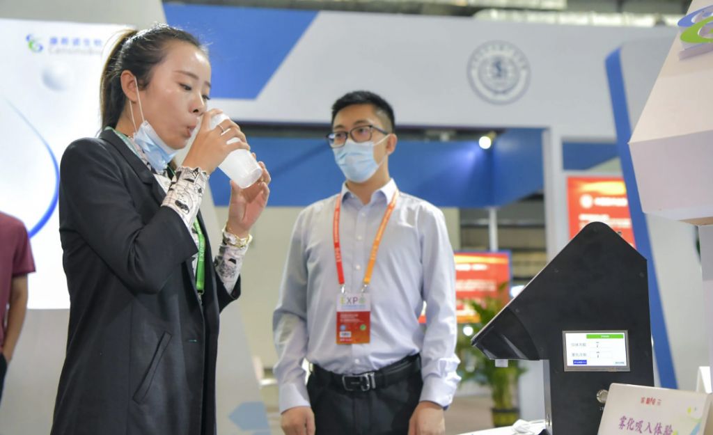 Η Κίνα πρώτη χώρα που χορηγεί εισπνεόμενο εμβόλιο