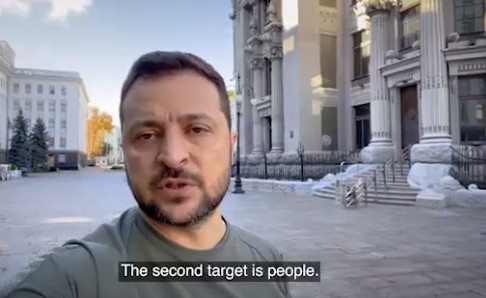 Ζελένσκι μετά το μπαράζ των ρωσικών επιθέσεων: «Θέλουν τον πανικό και το χάος»