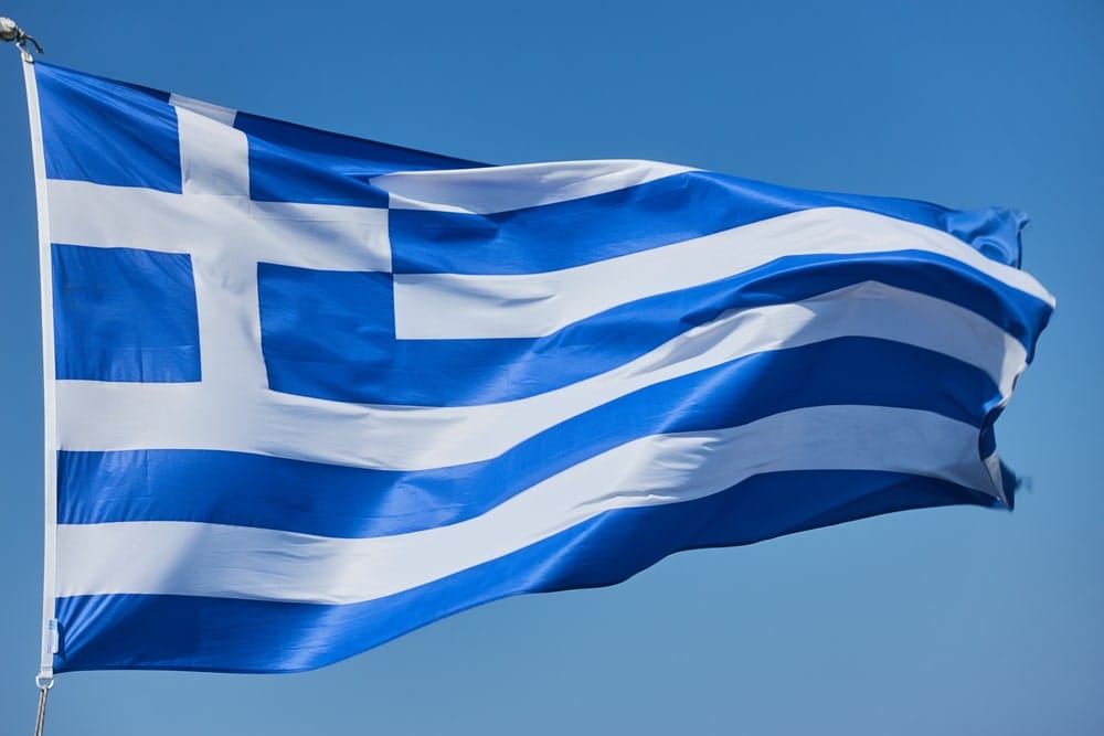 Εσκισαν την ελληνική σημαία και στη θέση της έβαλαν… λάστιχα
