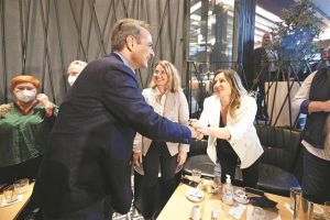 Κυβέρνηση σε εκλογικές ράγες