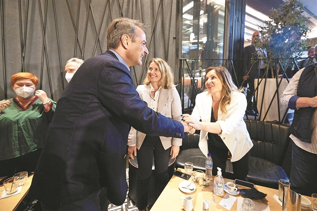 Κυβέρνηση σε εκλογικές ράγες