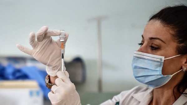 Έκτακτη ενημέρωση την Τρίτη για τα νέα εμβόλια του κοροναϊού