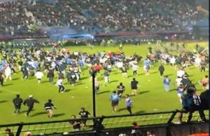 Δεκάδες νεκροί μετά από επεισόδια σε ποδοσφαιρικό αγώνα