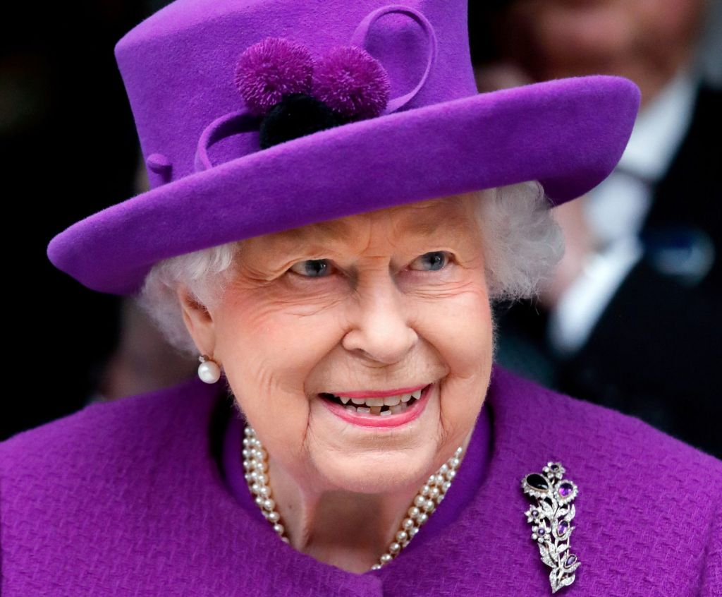 Vogue: Τιμά τη βασίλισσα Ελισάβετ με έντονο μοβ εξώφυλλο