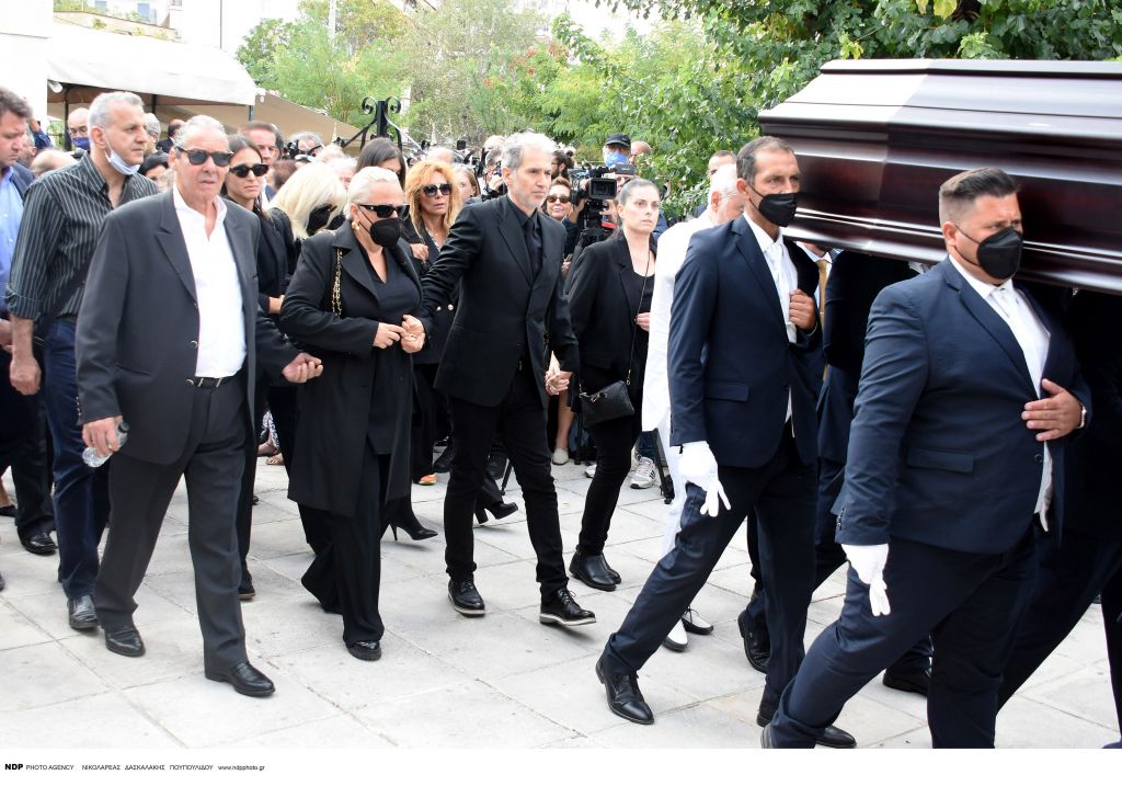Σταμάτης Κόκοτας: Το τελευταίο αντίο στον σπουδαίο τραγουδιστή – Δείτε φωτογραφίες από την κηδεία | tanea.gr