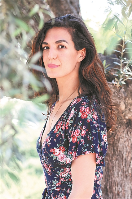 «Με το χιούμορ πας μπροστά, κι ας πατάς σε στάχτες»